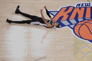 名记：总决赛G3赛后 文班亚马赤脚在麦迪逊广场花园行走