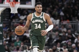 名记：雄鹿尚未向各队索要最终报价 或在总决赛后启动字母哥交易