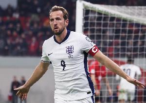 内维尔：英格兰进攻线完全为凯恩服务，他将整个球队扛到肩上