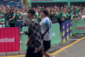 不受待见！一阿根廷球迷路过墨西哥球迷群体，遭遇一片整齐嘘声