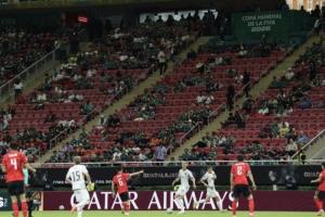 大片空座！记者晒图质疑FIFA虚报韩国vs捷克上座人数：44985人？