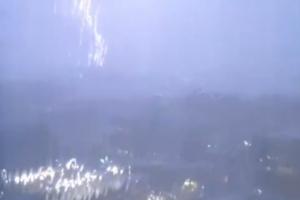 太阳报：英格兰训练地遭遇极端雷暴天气，全队被警告进室内避难