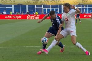 艾纳维禁区内与麦金拼抢，麦金倒地，主裁判没有表示