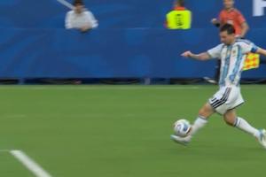 接，化，发！梅西进球过程：后点稳稳卸球，跟上轻巧弹射破门！