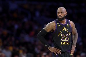 Shams：詹姆斯对自身定位很清醒 他愿意担任其他球队的第三选择