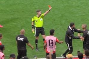 抗议裁判判罚！埃及工作人员被红牌罚下