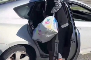 球迷一路苦喊奥利塞求签名，奥利塞直接上车低头扶额